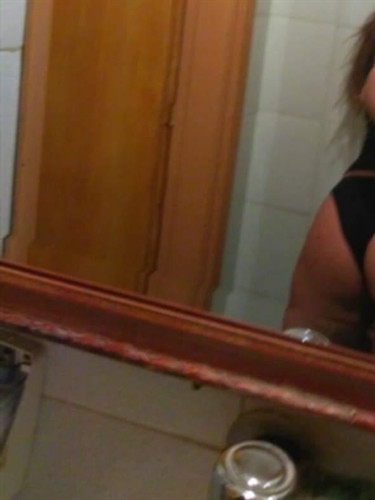 Independent young Italian escort Nahet Nantes