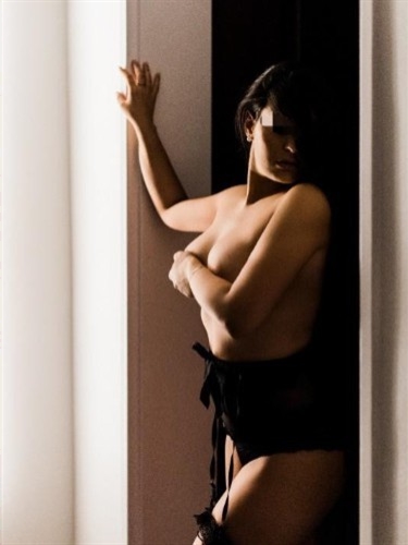 Delicate petite escort Urmisha Krefeld